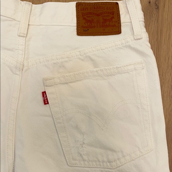 Levi’s white denim cut offs - Picture 3 of 5